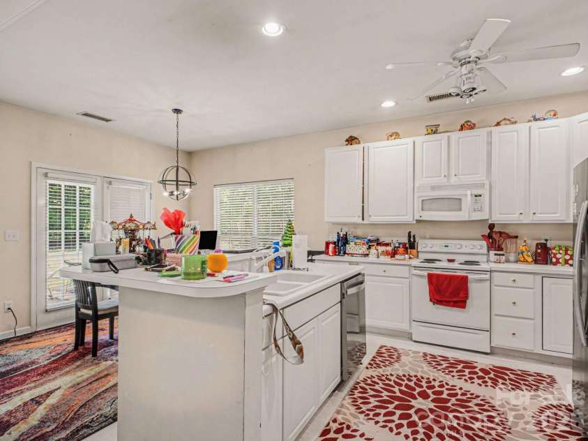 8800 Cavonnier Lane, Charlotte, NC 28216.  MLS# CAR4380051, YatesRealty ID 27802. 