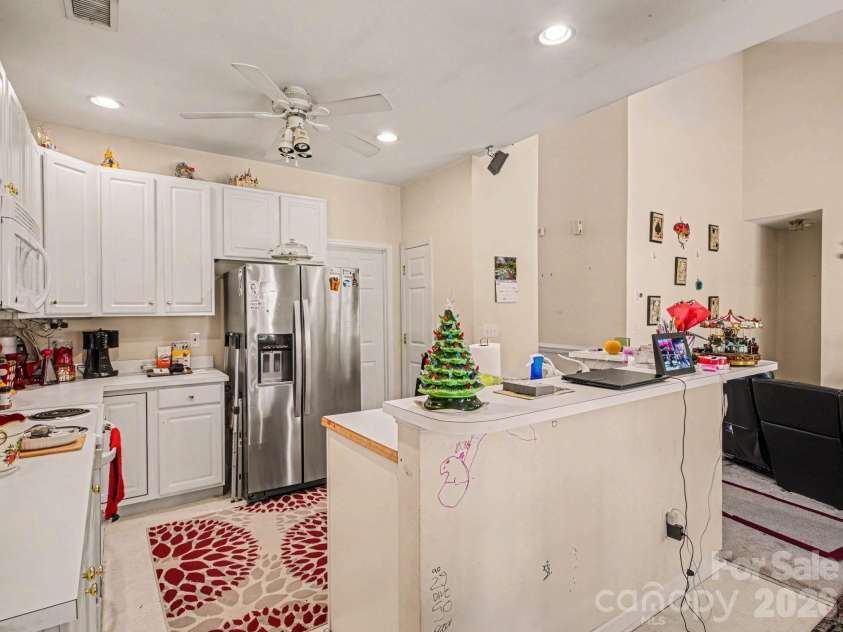 8800 Cavonnier Lane, Charlotte, NC 28216.  MLS# CAR4380051, YatesRealty ID 27802. 