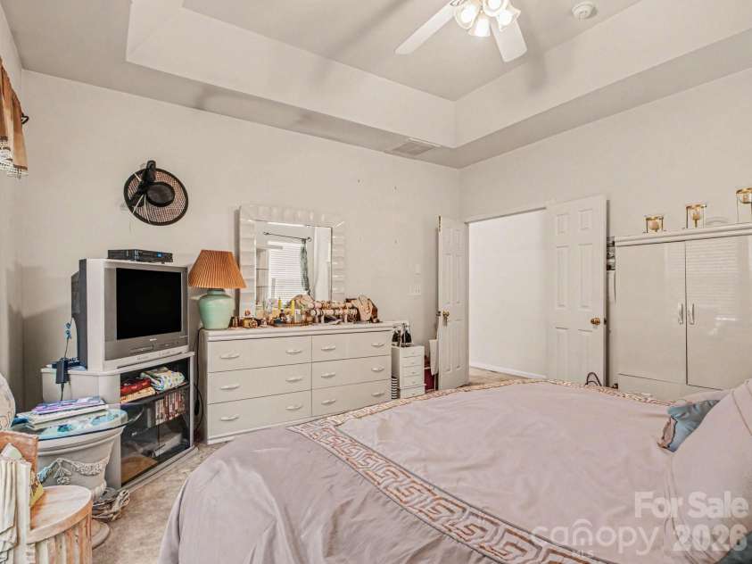 8800 Cavonnier Lane, Charlotte, NC 28216.  MLS# CAR4380051, YatesRealty ID 27802. 