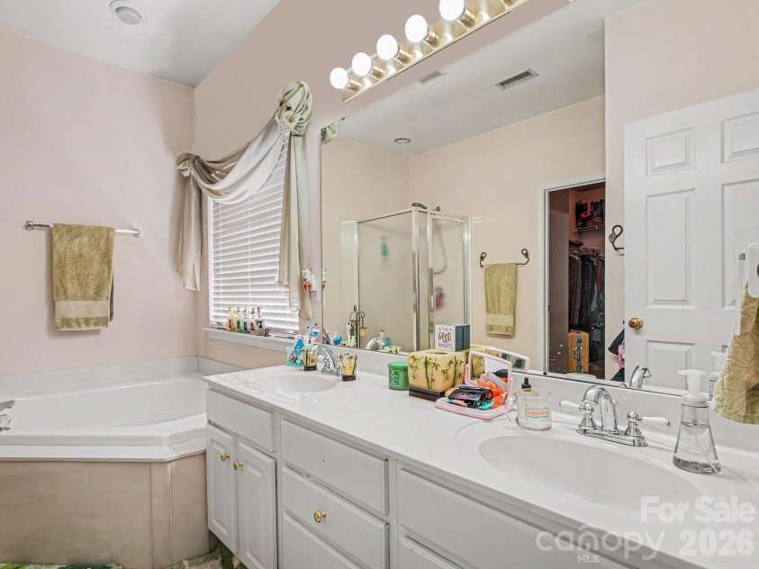 8800 Cavonnier Lane, Charlotte, NC 28216.  MLS# CAR4380051, YatesRealty ID 27802. 