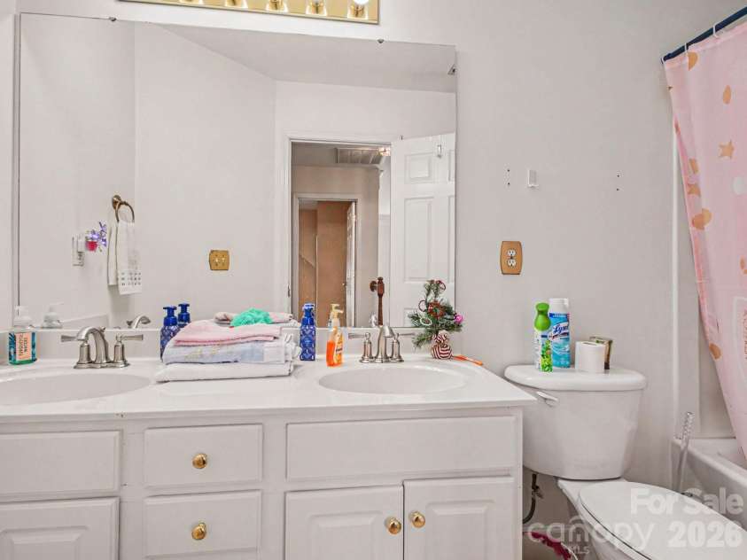 8800 Cavonnier Lane, Charlotte, NC 28216.  MLS# CAR4380051, YatesRealty ID 27802. 