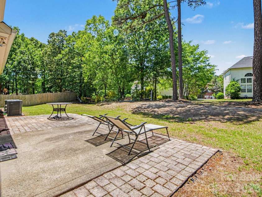 8800 Cavonnier Lane, Charlotte, NC 28216.  MLS# CAR4380051, YatesRealty ID 27802. 
