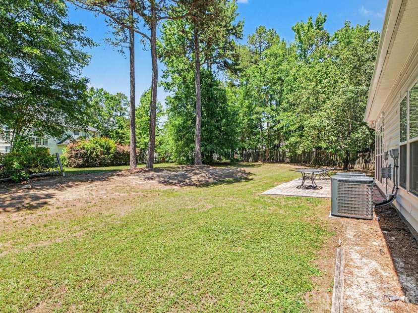 8800 Cavonnier Lane, Charlotte, NC 28216.  MLS# CAR4380051, YatesRealty ID 27802. 
