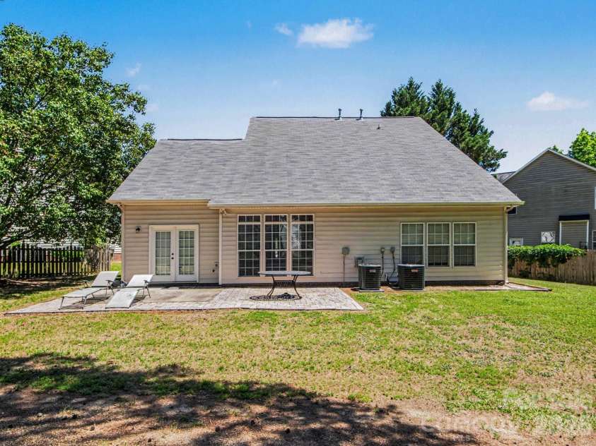 8800 Cavonnier Lane, Charlotte, NC 28216.  MLS# CAR4380051, YatesRealty ID 27802. 