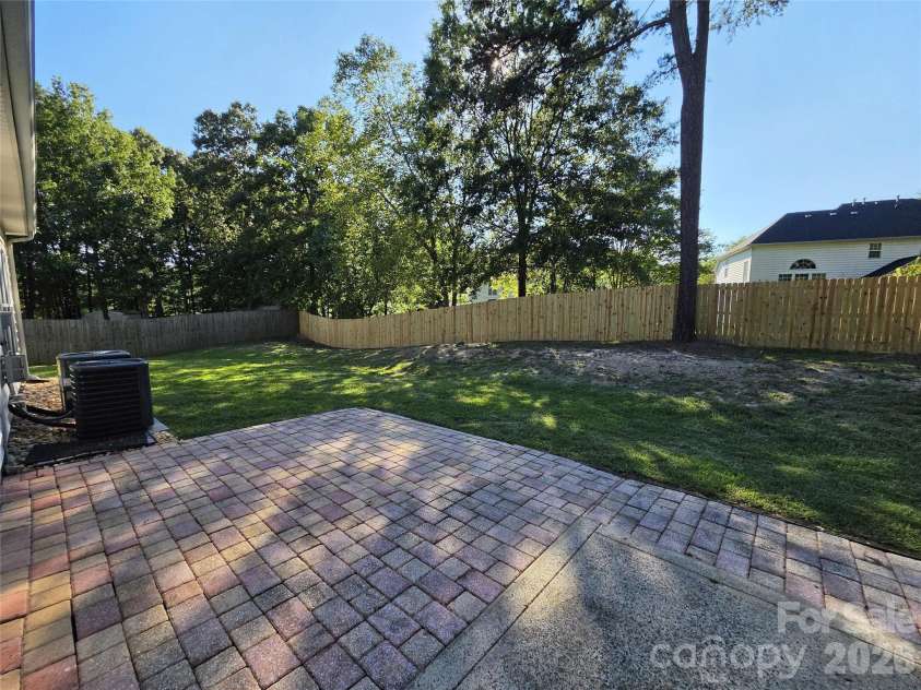 8800 Cavonnier Lane, Charlotte, NC 28216.  MLS# CAR4417973, YatesRealty ID 27802. 
