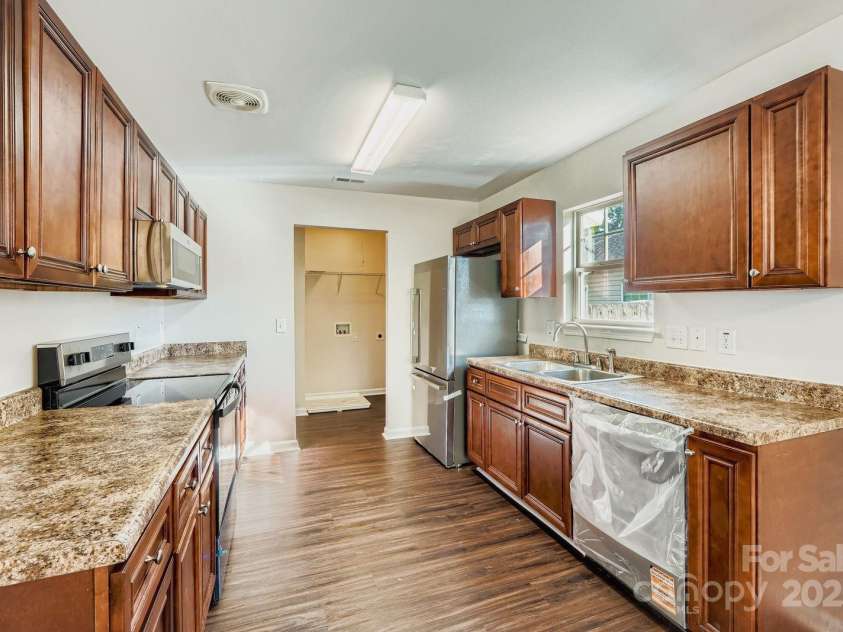 208 Lakewood Avenue, Charlotte, NC 28208.  MLS# CAR4283763, YatesRealty ID 27805. 