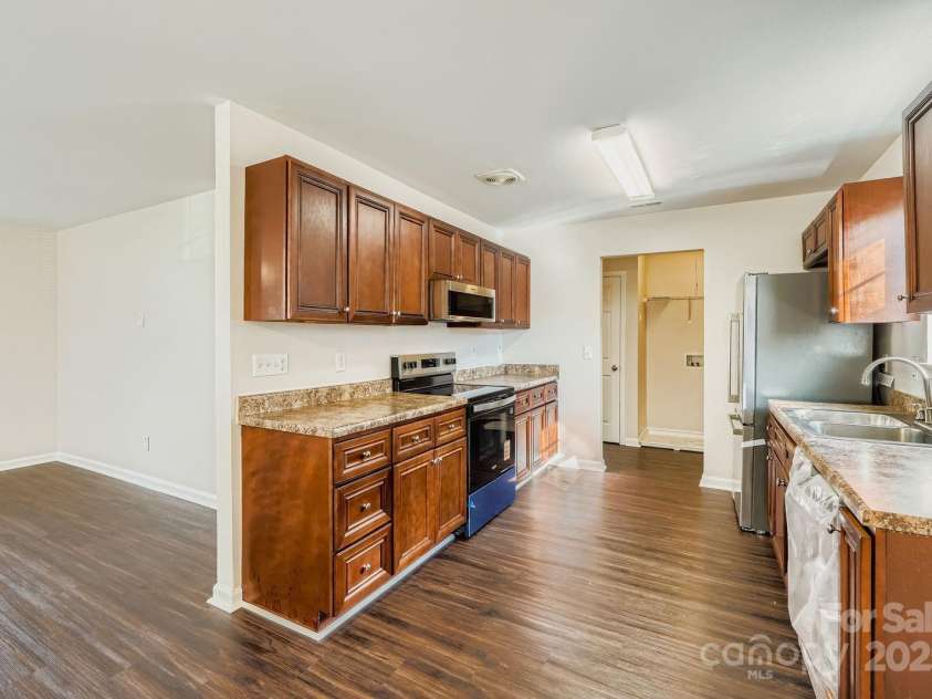 208 Lakewood Avenue, Charlotte, NC 28208.  MLS# CAR4283763, YatesRealty ID 27805. 