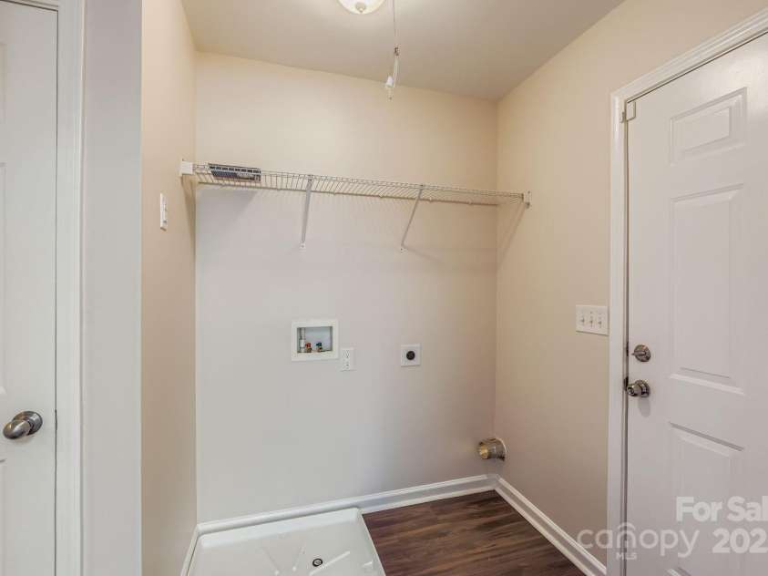 208 Lakewood Avenue, Charlotte, NC 28208.  MLS# CAR4283763, YatesRealty ID 27805. 