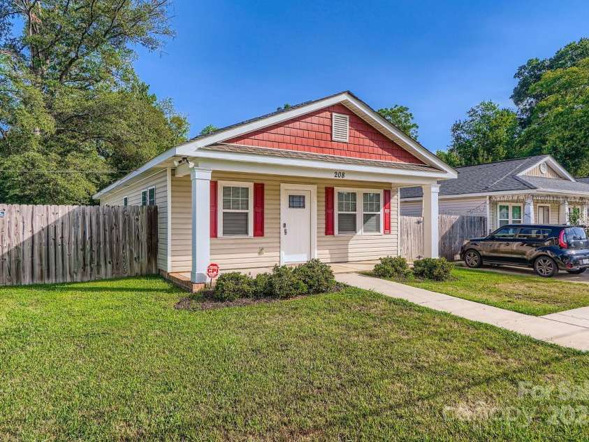 208 Lakewood Avenue, Charlotte, NC 28208.  MLS# CAR4283763, YatesRealty ID 27805. 