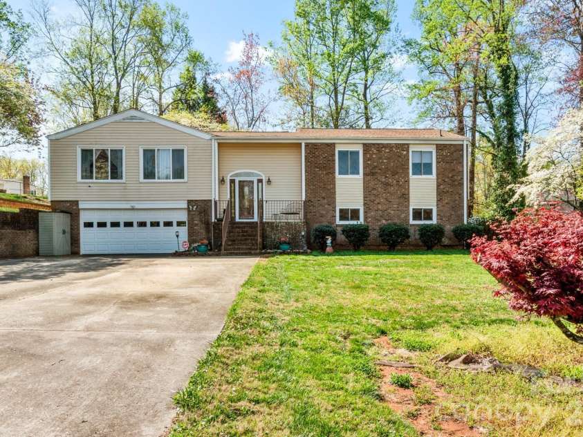 223 Vandyke Street, Kernersville, NC 27284.  MLS# CAR4366884, YatesRealty ID 27805. 