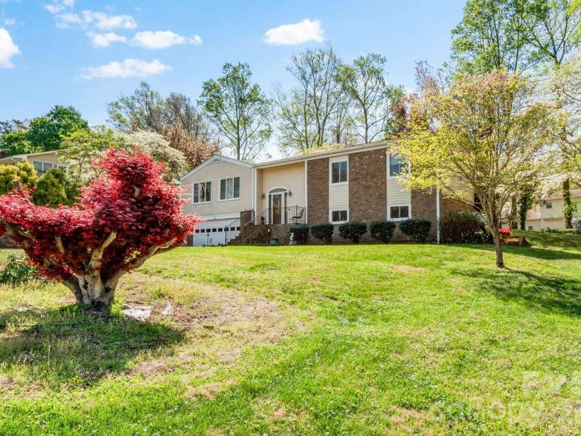 223 Vandyke Street, Kernersville, NC 27284.  MLS# CAR4366884, YatesRealty ID 27805. 