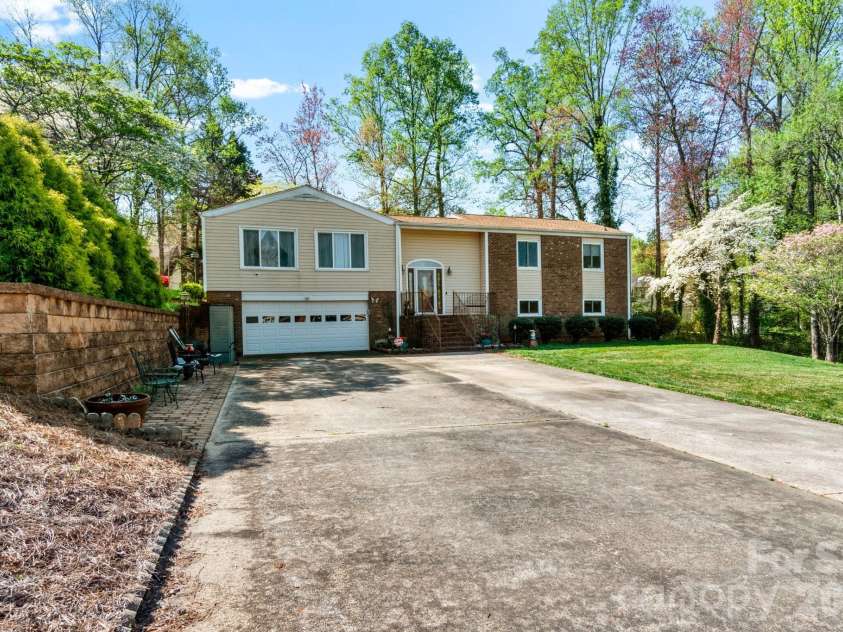 223 Vandyke Street, Kernersville, NC 27284.  MLS# CAR4366884, YatesRealty ID 27805. 