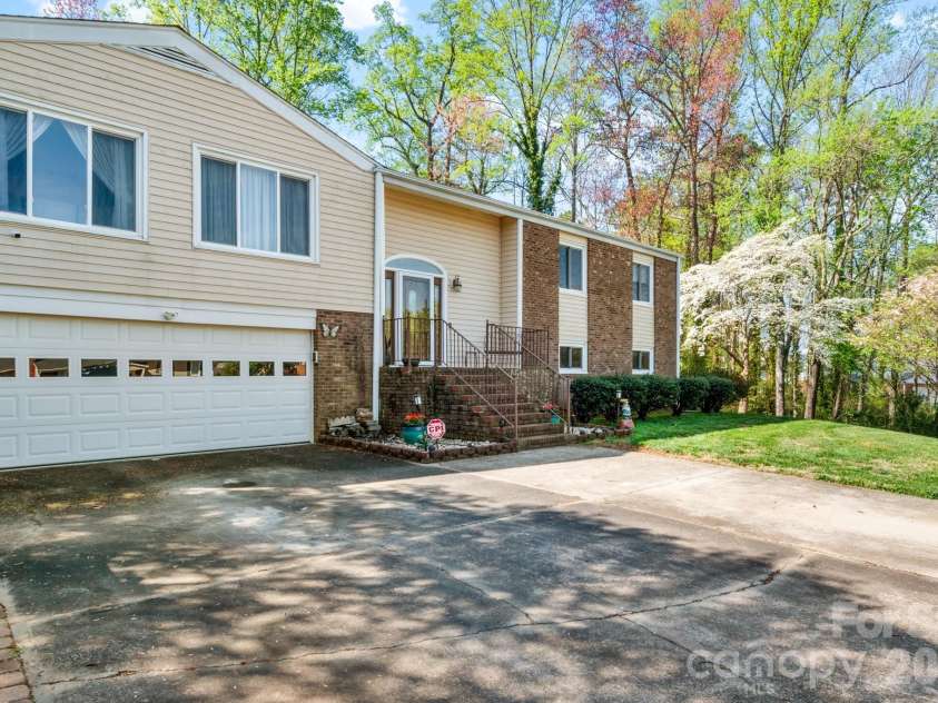 223 Vandyke Street, Kernersville, NC 27284.  MLS# CAR4366884, YatesRealty ID 27805. 