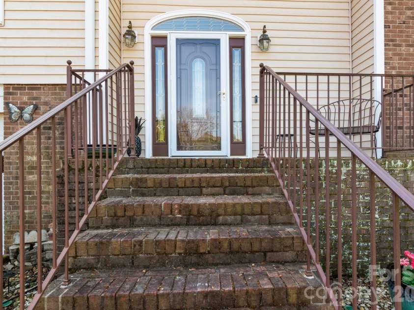 223 Vandyke Street, Kernersville, NC 27284.  MLS# CAR4366884, YatesRealty ID 27805. 