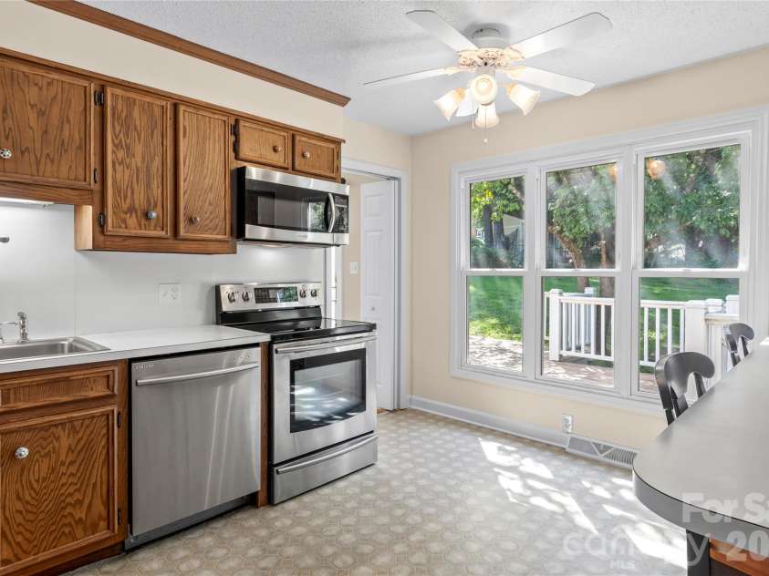 223 Vandyke Street, Kernersville, NC 27284.  MLS# CAR4418107, YatesRealty ID 27805. 