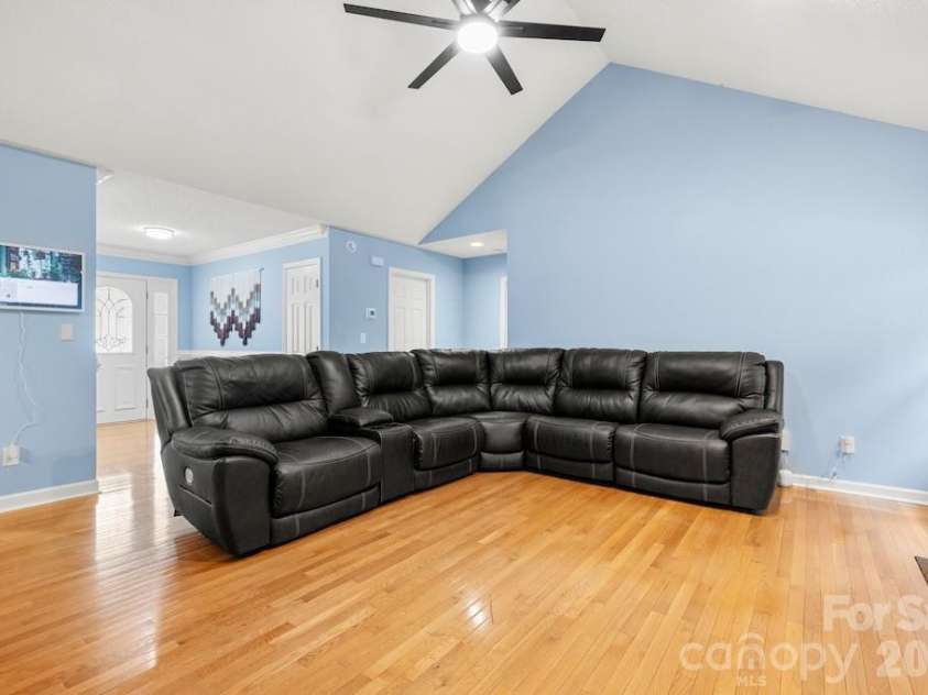 4403 Hubbard Road, Charlotte, NC 28269.  MLS# CAR4386288, YatesRealty ID 27808. 