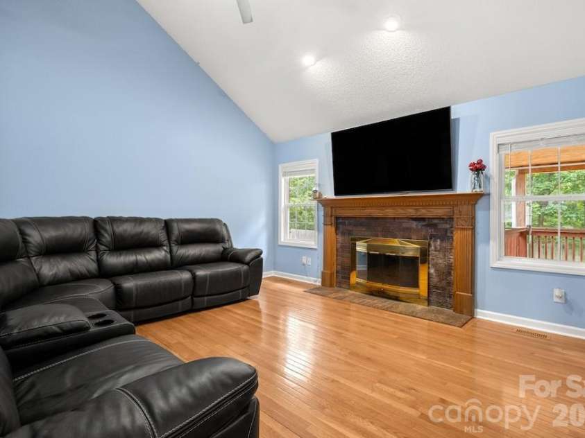 4403 Hubbard Road, Charlotte, NC 28269.  MLS# CAR4386288, YatesRealty ID 27808. 