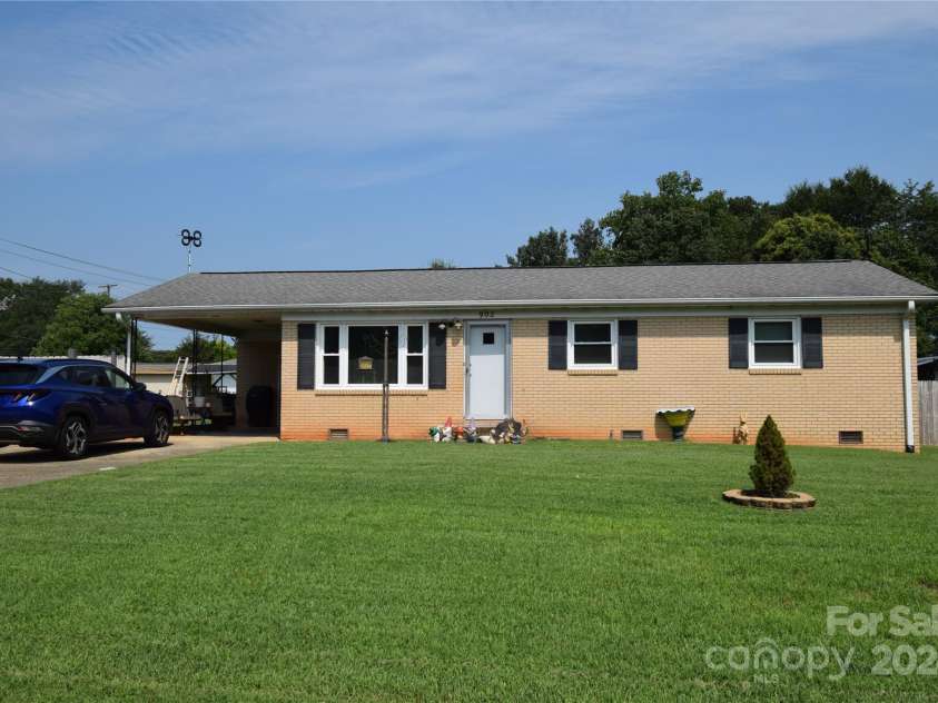 902 Carmel Drive, Gastonia, NC 28056.  MLS# CAR4171625, YatesRealty ID 2781. 