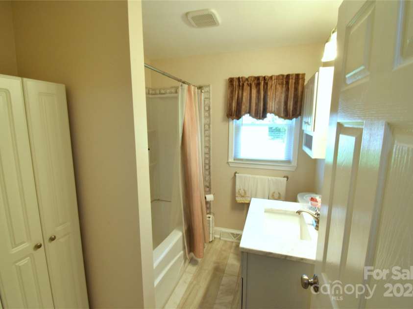 902 Carmel Drive, Gastonia, NC 28056.  MLS# CAR4171625, YatesRealty ID 2781. 