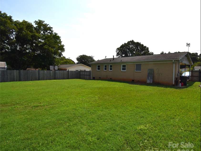 902 Carmel Drive, Gastonia, NC 28056.  MLS# CAR4171625, YatesRealty ID 2781. 