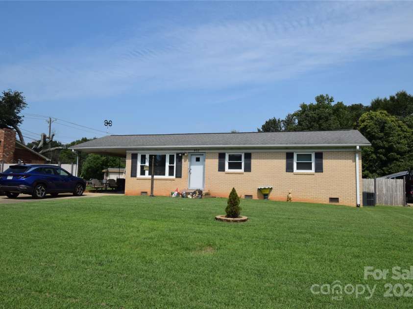 902 Carmel Drive, Gastonia, NC 28056.  MLS# CAR4171625, YatesRealty ID 2781. 