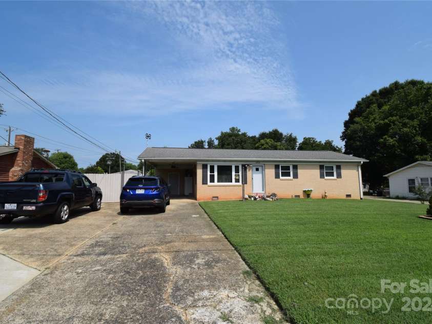 902 Carmel Drive, Gastonia, NC 28056.  MLS# CAR4171625, YatesRealty ID 2781. 