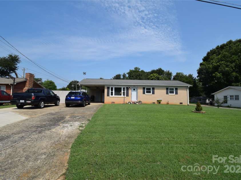 902 Carmel Drive, Gastonia, NC 28056.  MLS# CAR4171625, YatesRealty ID 2781. 