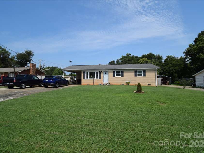 902 Carmel Drive, Gastonia, NC 28056.  MLS# CAR4171625, YatesRealty ID 2781. 