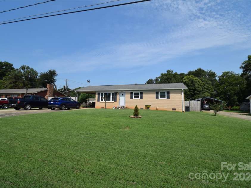 902 Carmel Drive, Gastonia, NC 28056.  MLS# CAR4171625, YatesRealty ID 2781. 