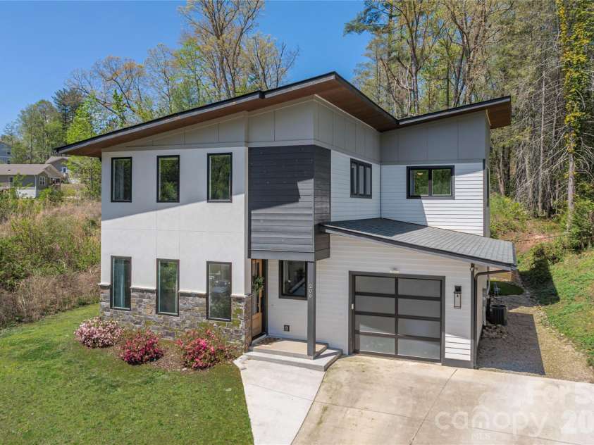 206 Torch Light Way, Asheville, NC 28806.  MLS# CAR4373373, YatesRealty ID 27810. 