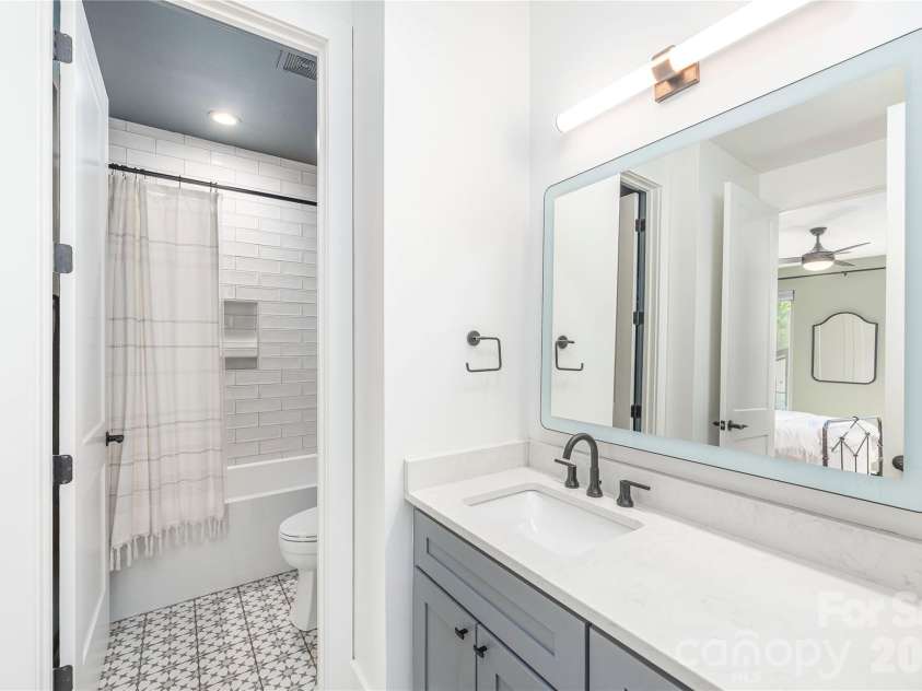 206 Torch Light Way, Asheville, NC 28806.  MLS# CAR4373373, YatesRealty ID 27810. Main Floor Full Bath