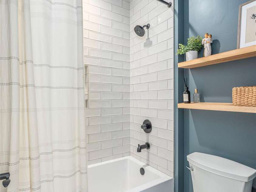206 Torch Light Way, Asheville, NC 28806.  MLS# CAR4373373, YatesRealty ID 27810. Main Floor Full Bath