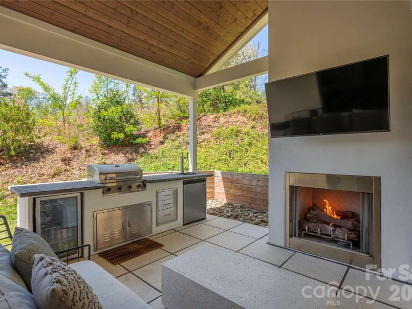 206 Torch Light Way, Asheville, NC 28806.  MLS# CAR4373373, YatesRealty ID 27810. Outdoor Covered Kitchen & Patio