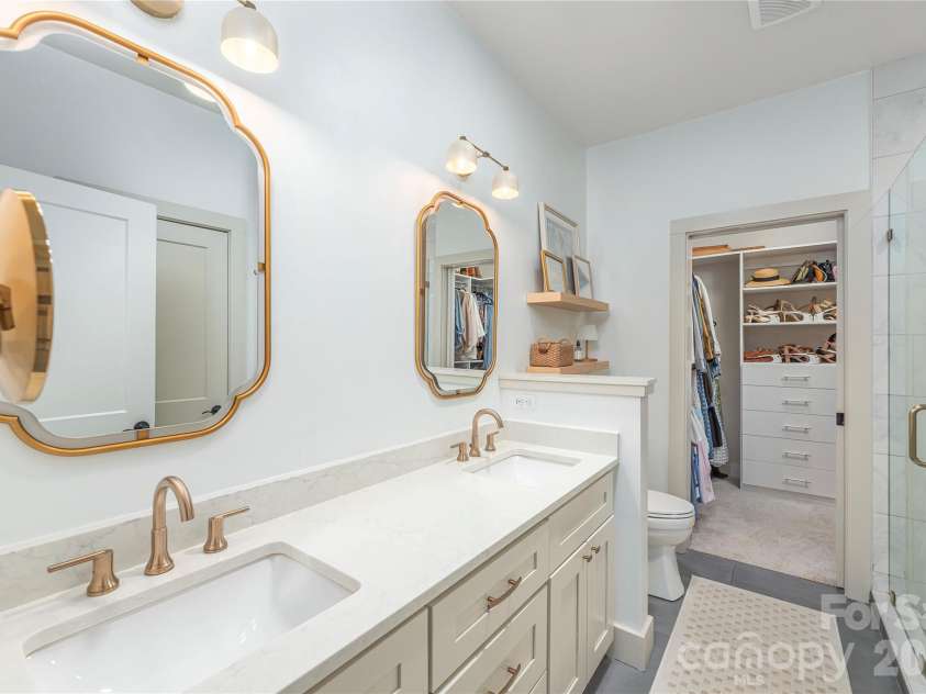206 Torch Light Way, Asheville, NC 28806.  MLS# CAR4373373, YatesRealty ID 27810. Primary Bath