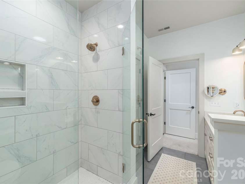 206 Torch Light Way, Asheville, NC 28806.  MLS# CAR4373373, YatesRealty ID 27810. Primary Bath