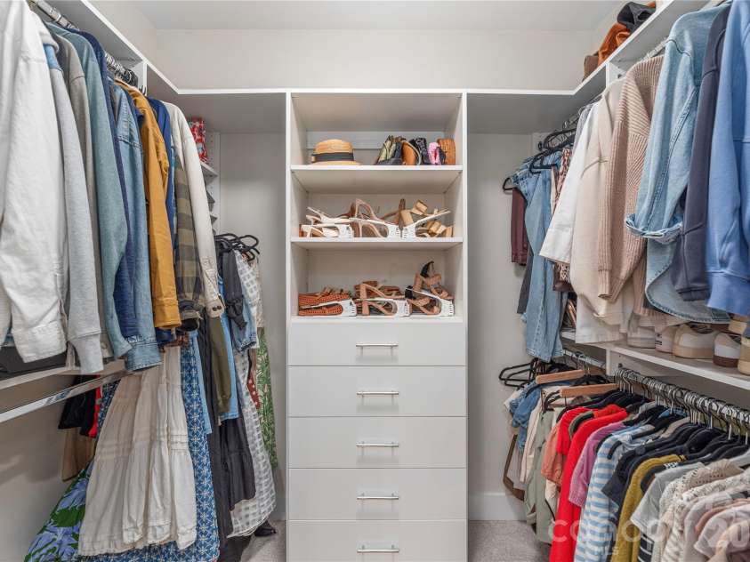 206 Torch Light Way, Asheville, NC 28806.  MLS# CAR4373373, YatesRealty ID 27810. Primary Walk in Closet