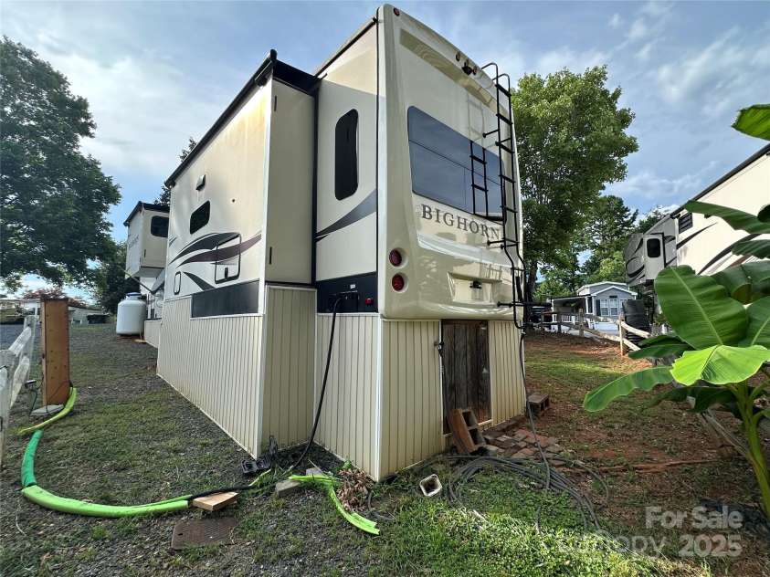 101 Marina Drive, New London, NC 28127.  MLS# CAR4282092, YatesRealty ID 27812. 