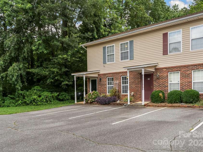 1533 20th Avenue, Hickory, NC 28601.  MLS# CAR4276814, YatesRealty ID 27813. 