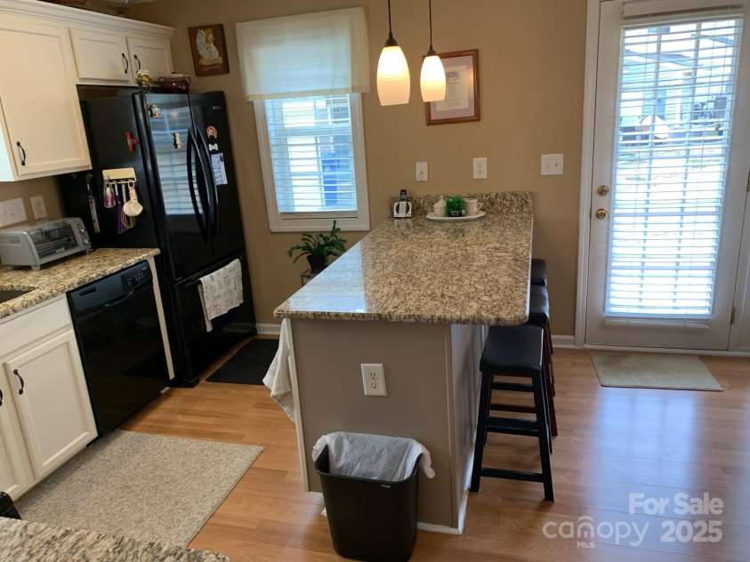 147 Limerick Road, Mooresville, NC 28115.  MLS# CAR4278927, YatesRealty ID 27814. KITCHEN WITH BREAKFAST BAR