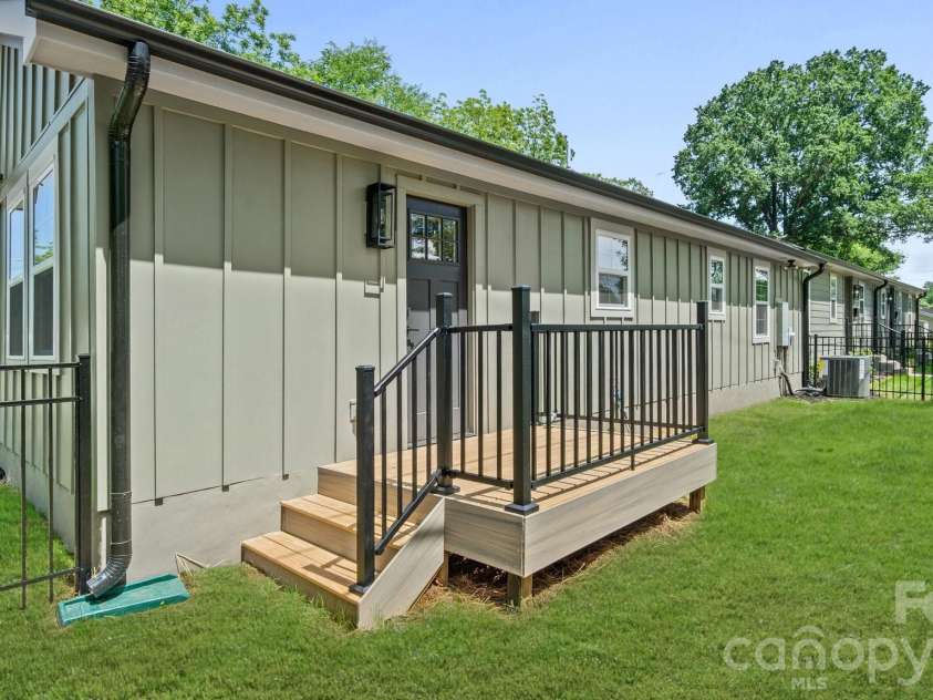 125 Oregon Street, Charlotte, NC 28208.  MLS# CAR4420329, YatesRealty ID 27815. 125 Oregon - Deck