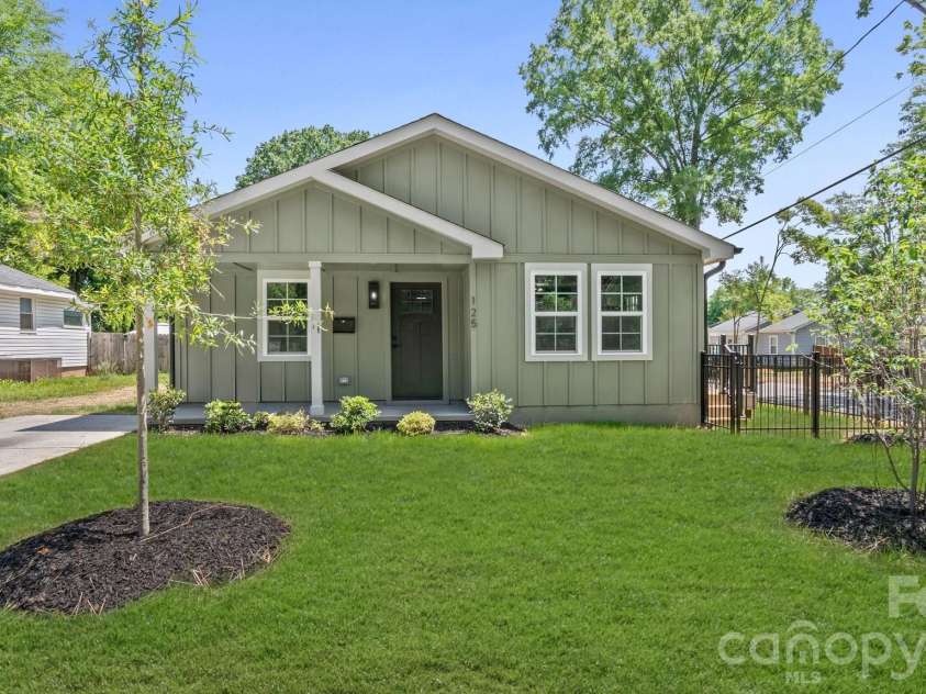125 Oregon Street, Charlotte, NC 28208.  MLS# CAR4420329, YatesRealty ID 27815. 125 Oregon - Front