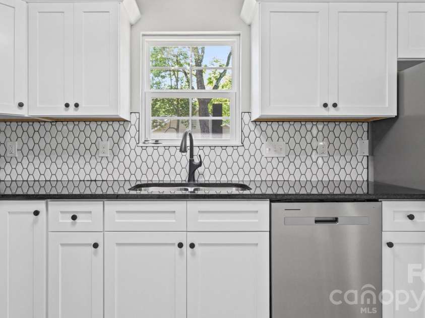 125 Oregon Street, Charlotte, NC 28208.  MLS# CAR4420329, YatesRealty ID 27815. 125 Oregon - Kitchen