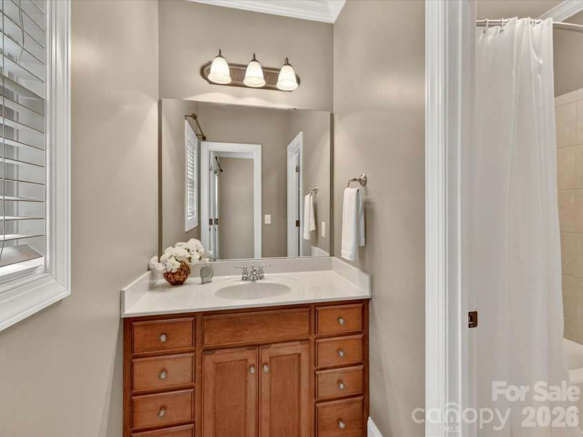 11615 Hidden Forest Lane, Davidson, NC 28036.  MLS# CAR4386264, YatesRealty ID 27816. Well-appointed Jack-and-Jill bath features a spacious vanity with ample storage and convenient access for adjoining bedrooms.