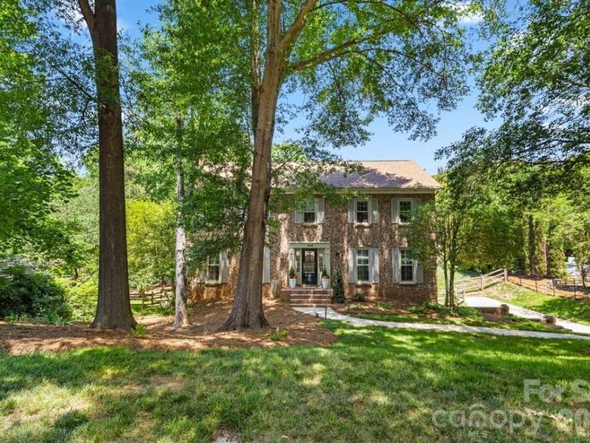 7814 Bradenton Drive, Charlotte, NC 28210.  MLS# CAR4384709, YatesRealty ID 27817. 