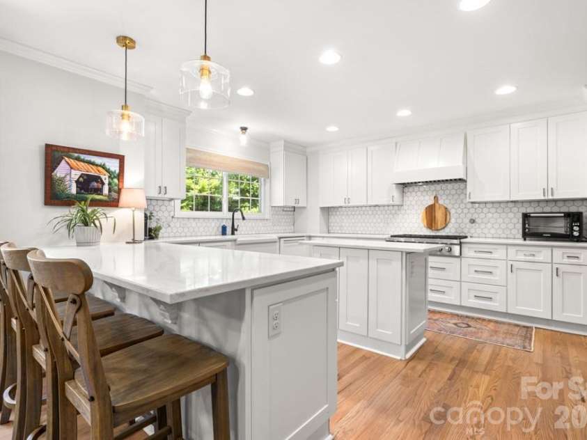 7814 Bradenton Drive, Charlotte, NC 28210.  MLS# CAR4384709, YatesRealty ID 27817. 