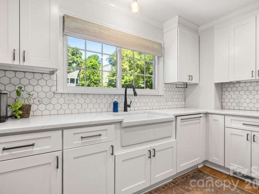 7814 Bradenton Drive, Charlotte, NC 28210.  MLS# CAR4384709, YatesRealty ID 27817. 
