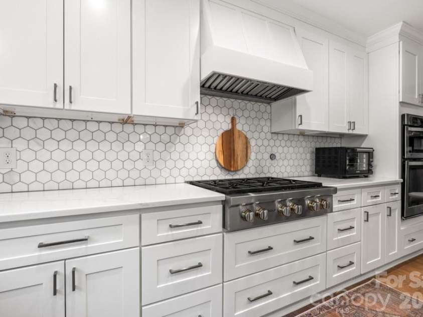 7814 Bradenton Drive, Charlotte, NC 28210.  MLS# CAR4384709, YatesRealty ID 27817. 