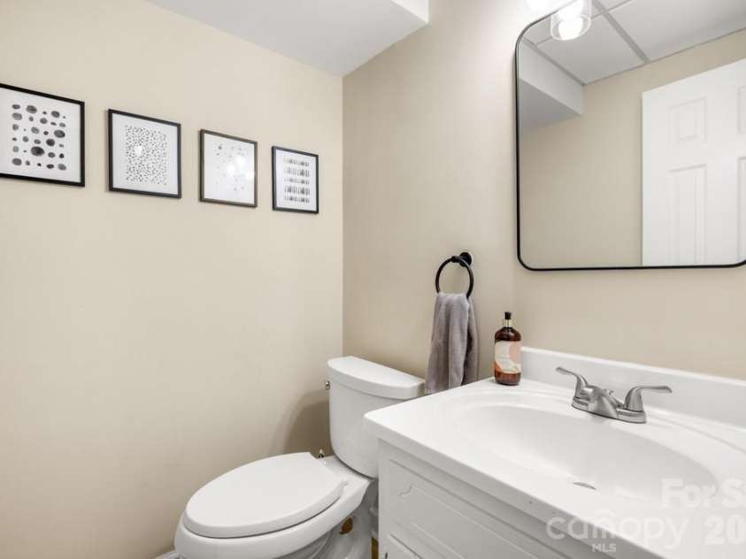 7814 Bradenton Drive, Charlotte, NC 28210.  MLS# CAR4384709, YatesRealty ID 27817. 
