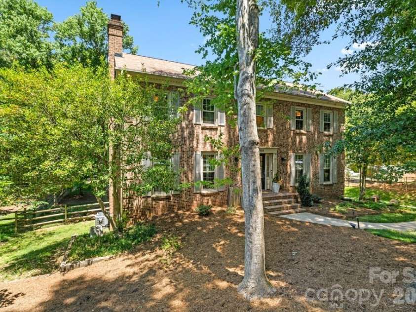 7814 Bradenton Drive, Charlotte, NC 28210.  MLS# CAR4384709, YatesRealty ID 27817. 