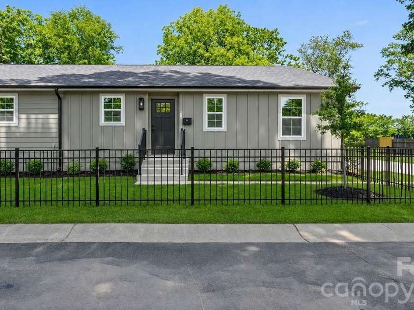 3320 Boyd Street, Charlotte, NC 28208.  MLS# CAR4380768, YatesRealty ID 27818. 3320 Boyd St, Unit: B - Front View